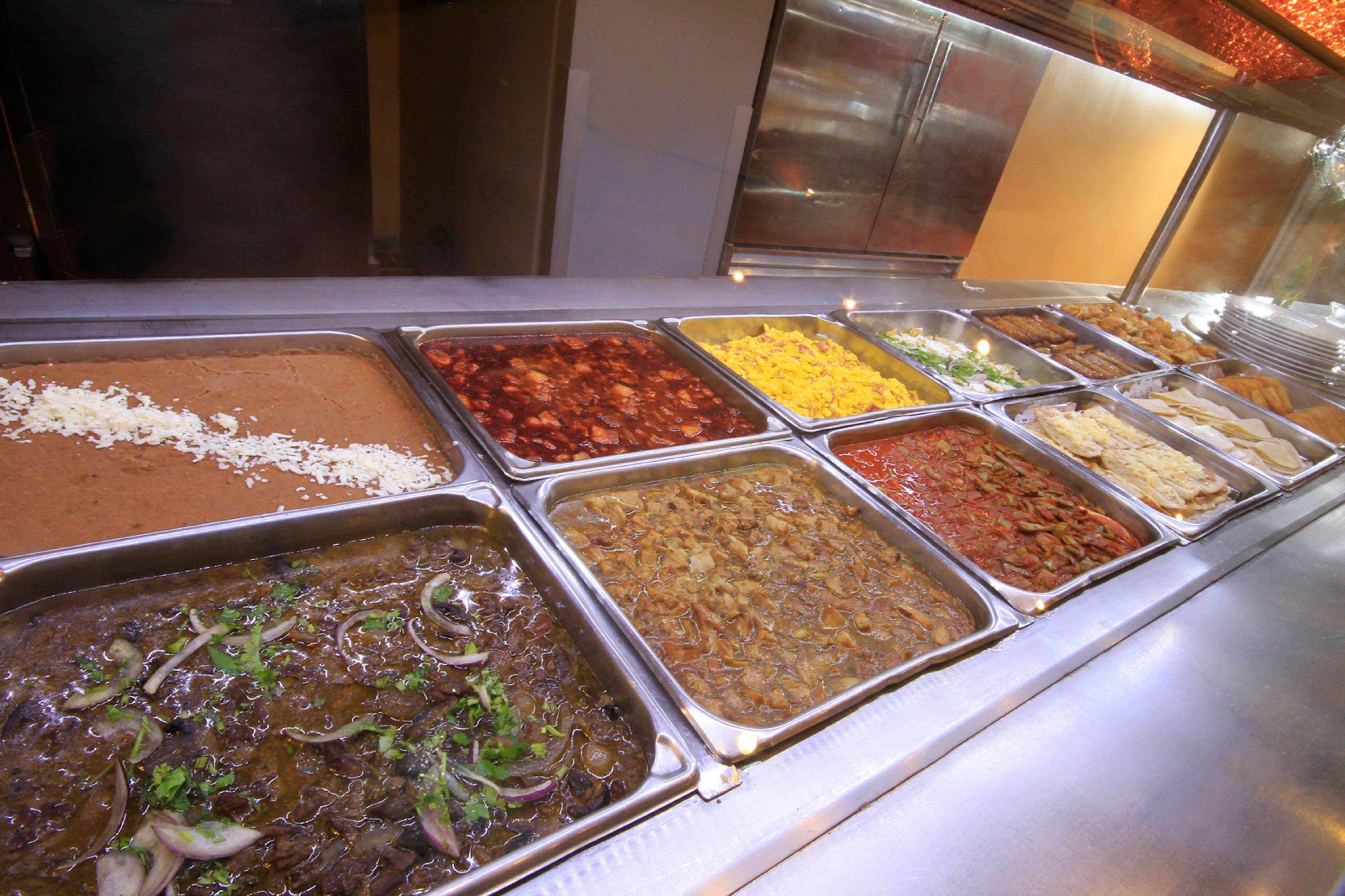 Holiday Inn Monterrey-Parque Fundidora By Ihg Exterior foto A selection of Mexican food at a buffet