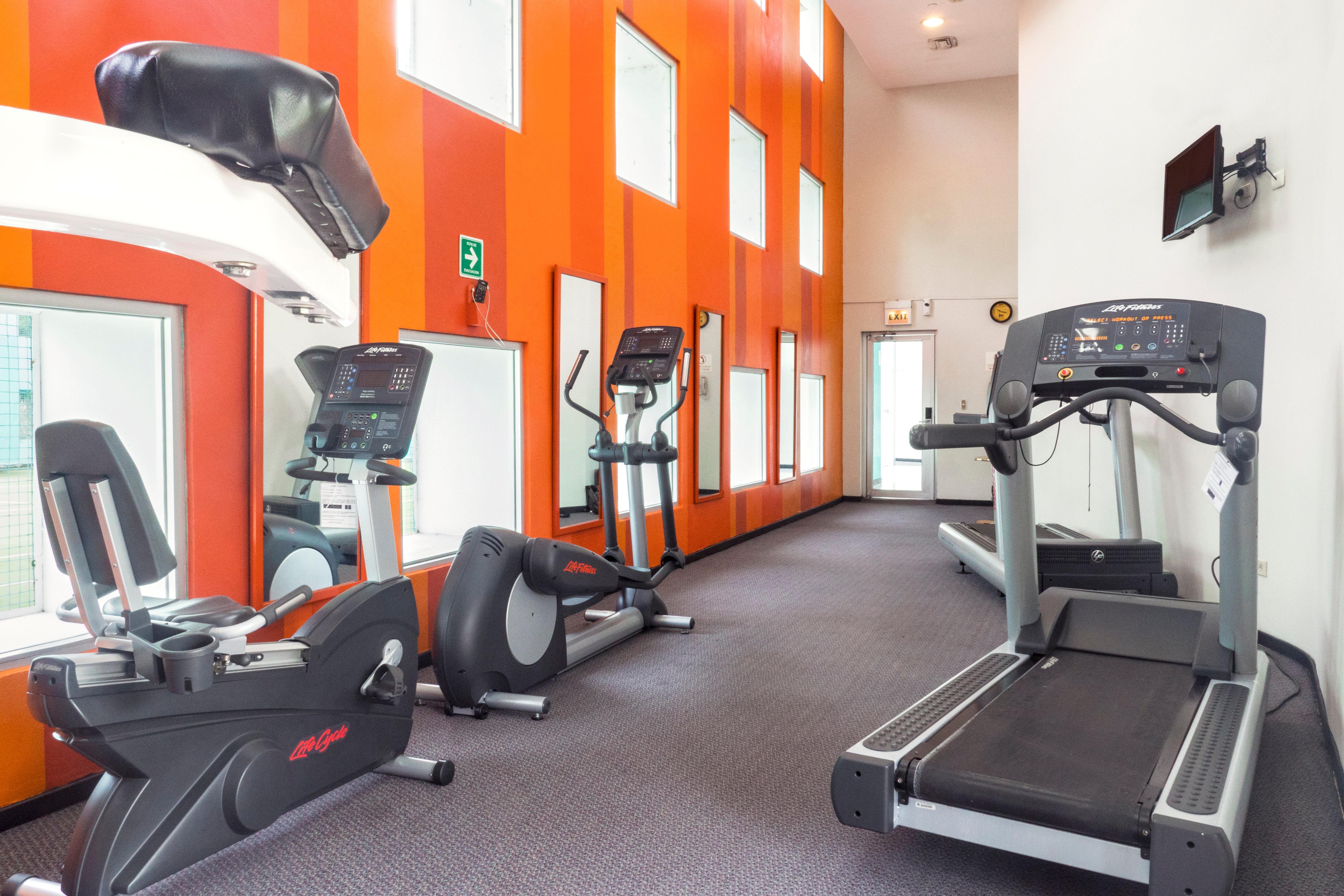 Holiday Inn Monterrey-Parque Fundidora By Ihg Exterior foto A gym at a hotel