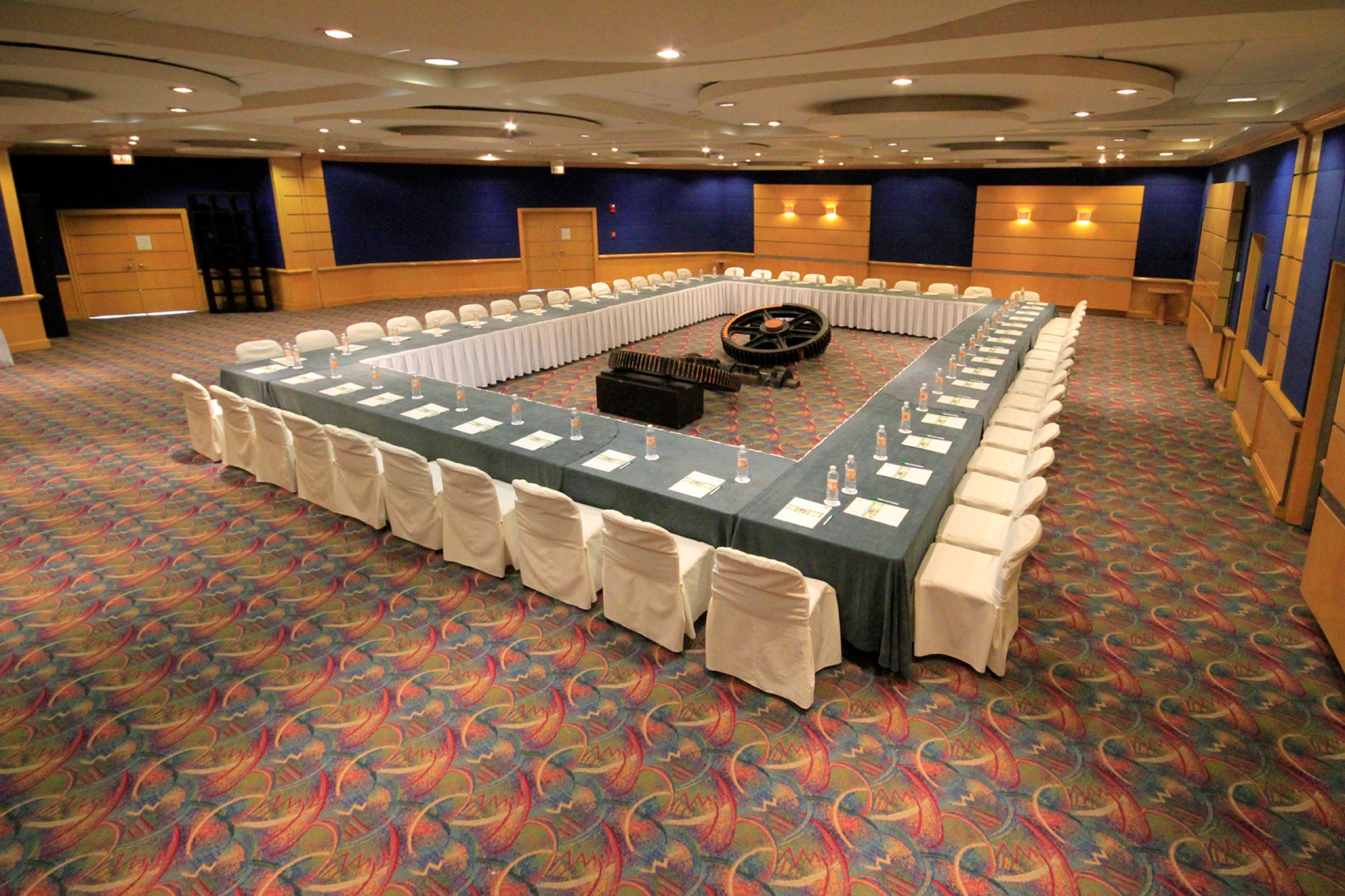 Holiday Inn Monterrey-Parque Fundidora By Ihg Exterior foto U-shaped table layout
