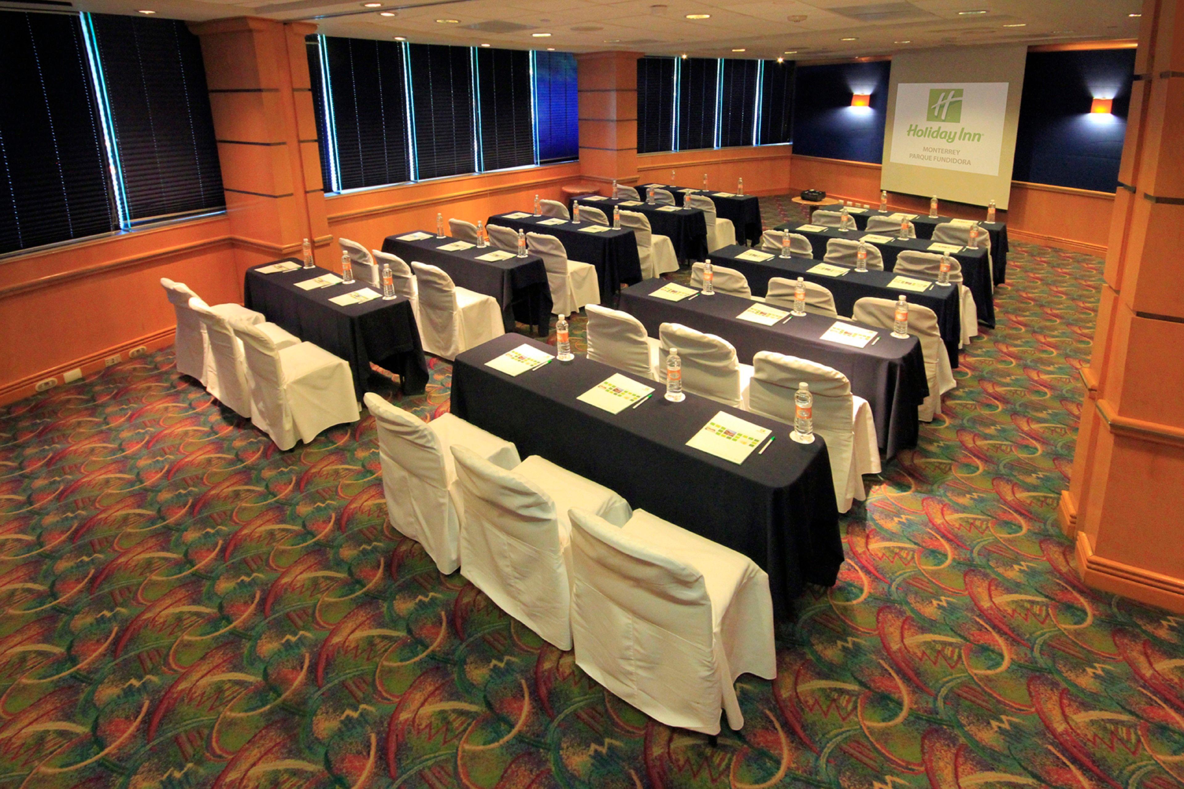 Holiday Inn Monterrey-Parque Fundidora By Ihg Exterior foto A typical classroom layout