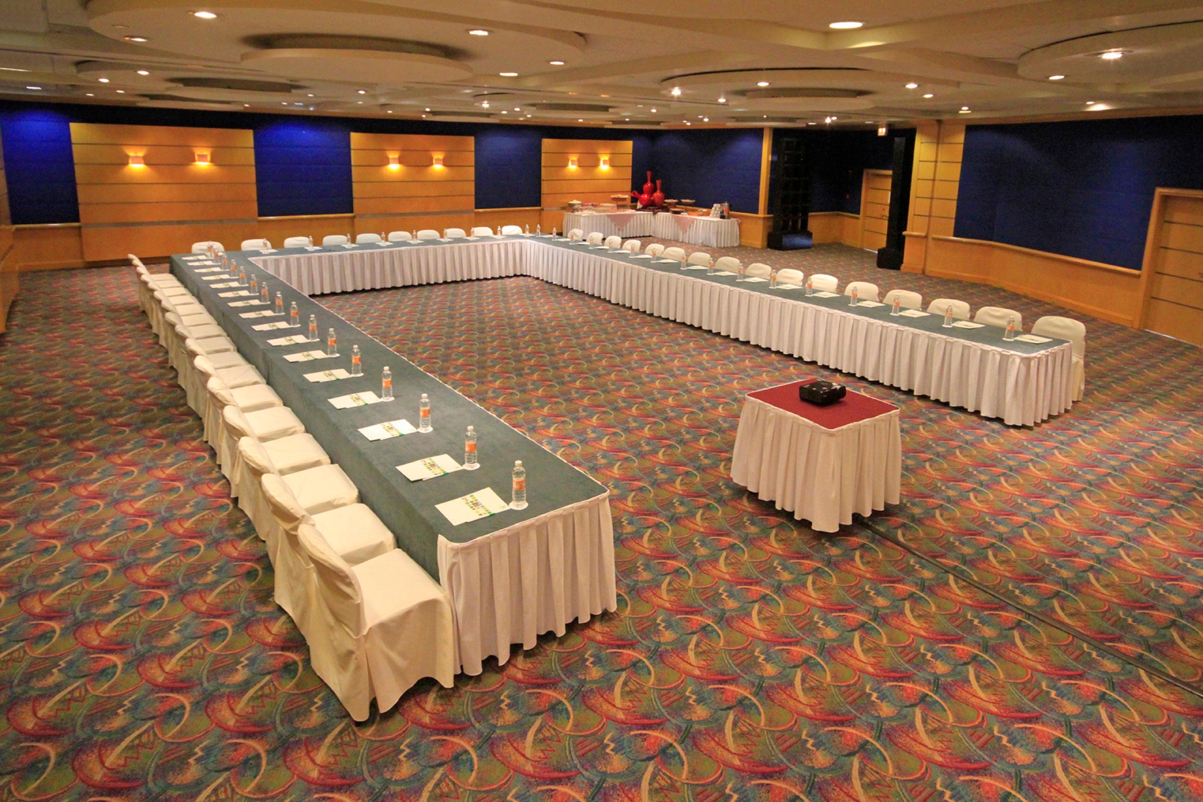 Holiday Inn Monterrey-Parque Fundidora By Ihg Exterior foto U-shaped table layout